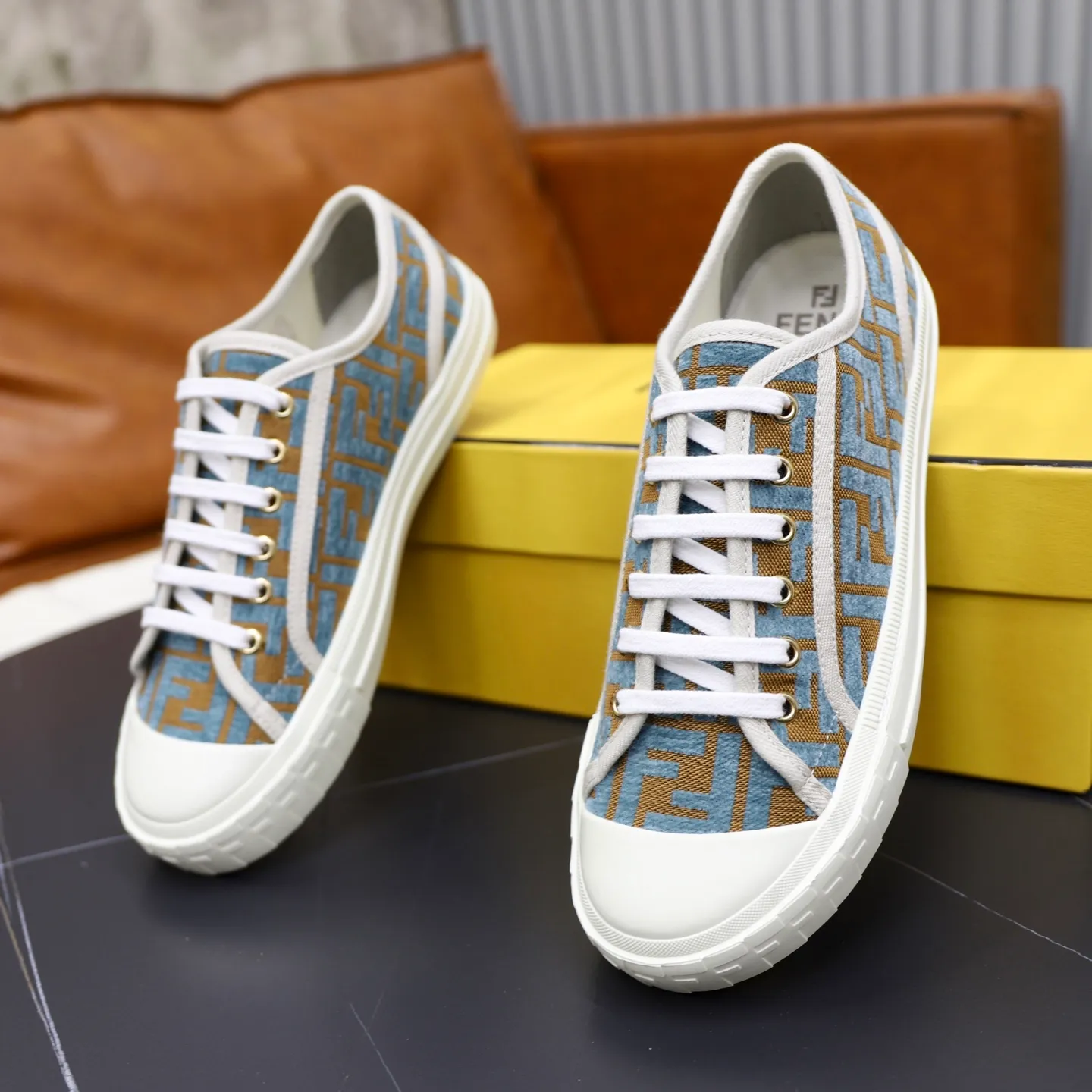 Factory price: 480 original order (couple model) Brand: FENDI Fendi 🙅‍♂️🙅‍♂️🙅‍♂️ Size: Female 35–40, Male 39-44 (45 can be customized) Grade: Official website genuine Material: Imported original LoGO fabric upper Original comfortable lining TPU wear-resistant lightweight outsole Style category: Loafers New trendy shoes Color: actual picture color